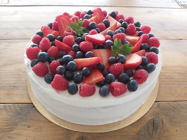 Sponge cake with red berries